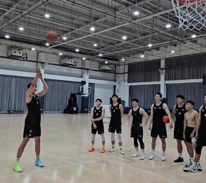杨瀚森回国就开练，自评NBA菜鸟赛季：给打四五十分